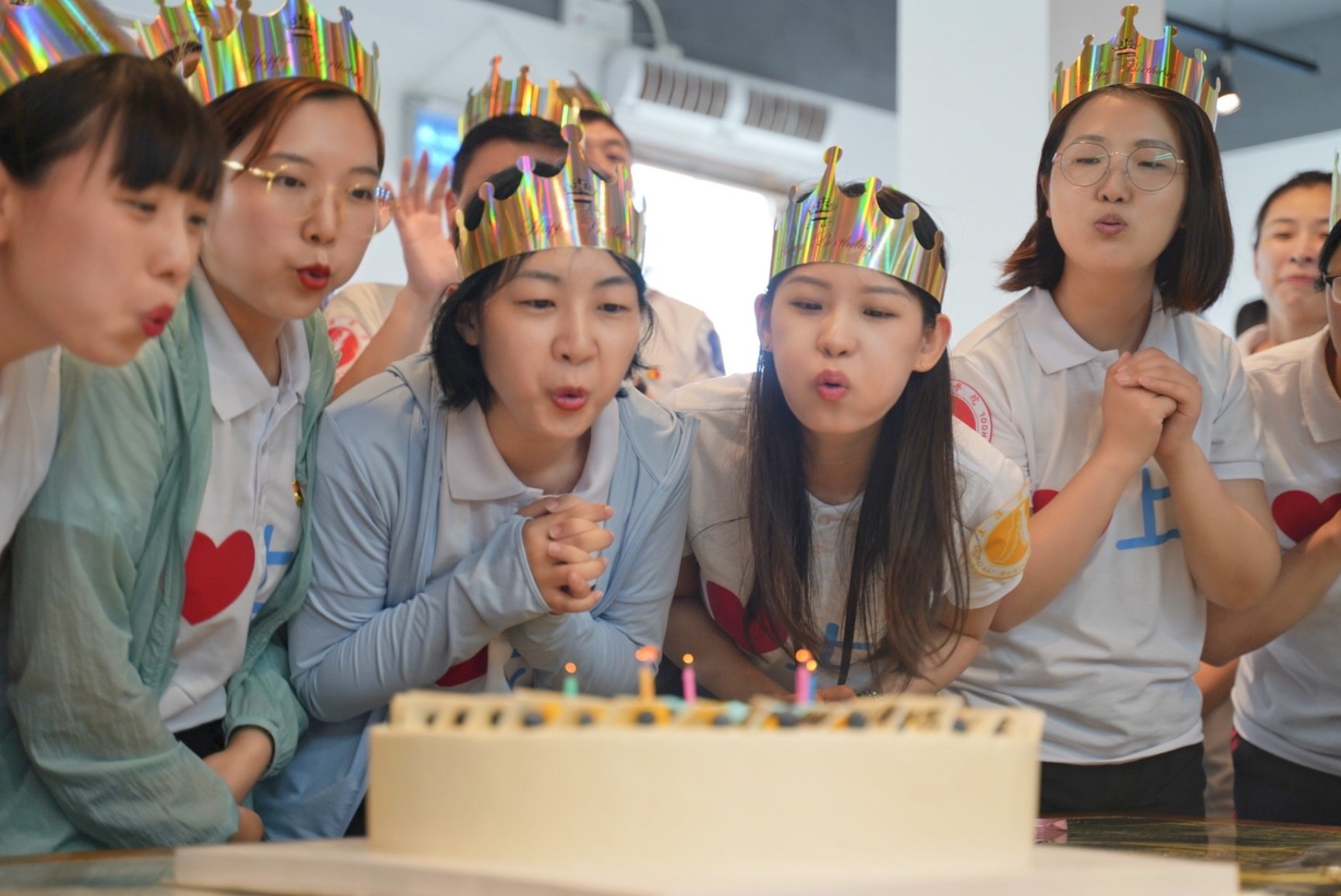 图为辅导员同过集体生日 图为辅导员同过集体生日
