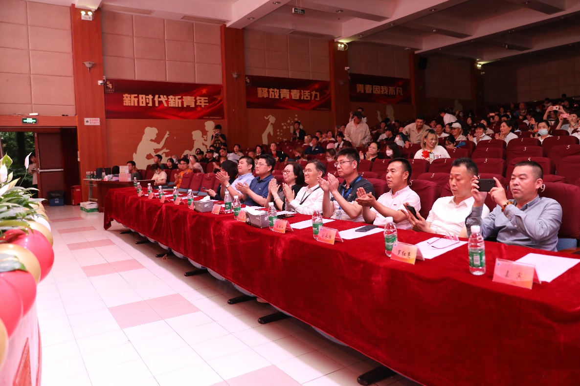 图为表彰大会参会嘉宾 图为表彰大会参会嘉宾
