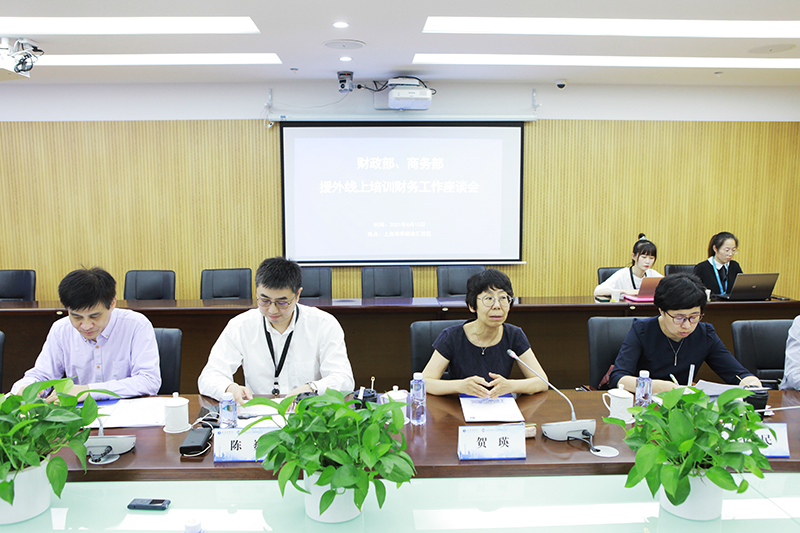 图为座谈会现场 图为座谈会现场