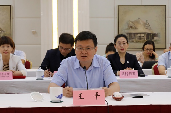 图为市教委主任王平讲话 图为市教委主任王平讲话