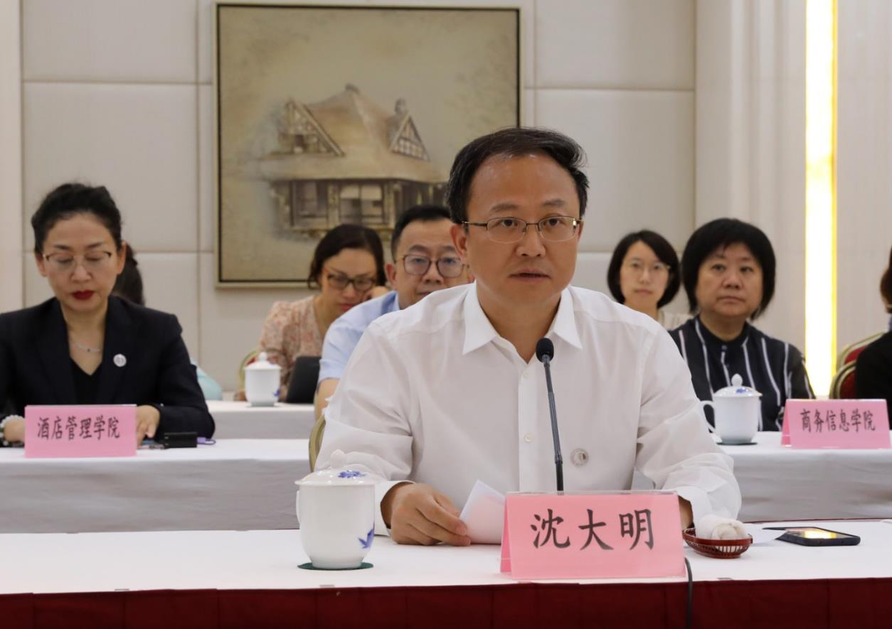 图为党委书记沈大明讲话 图为党委书记沈大明讲话