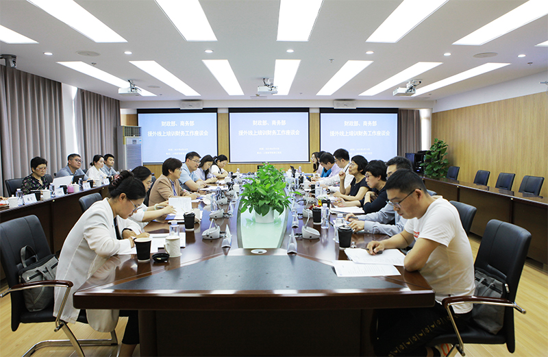 图为座谈会现场 图为座谈会现场