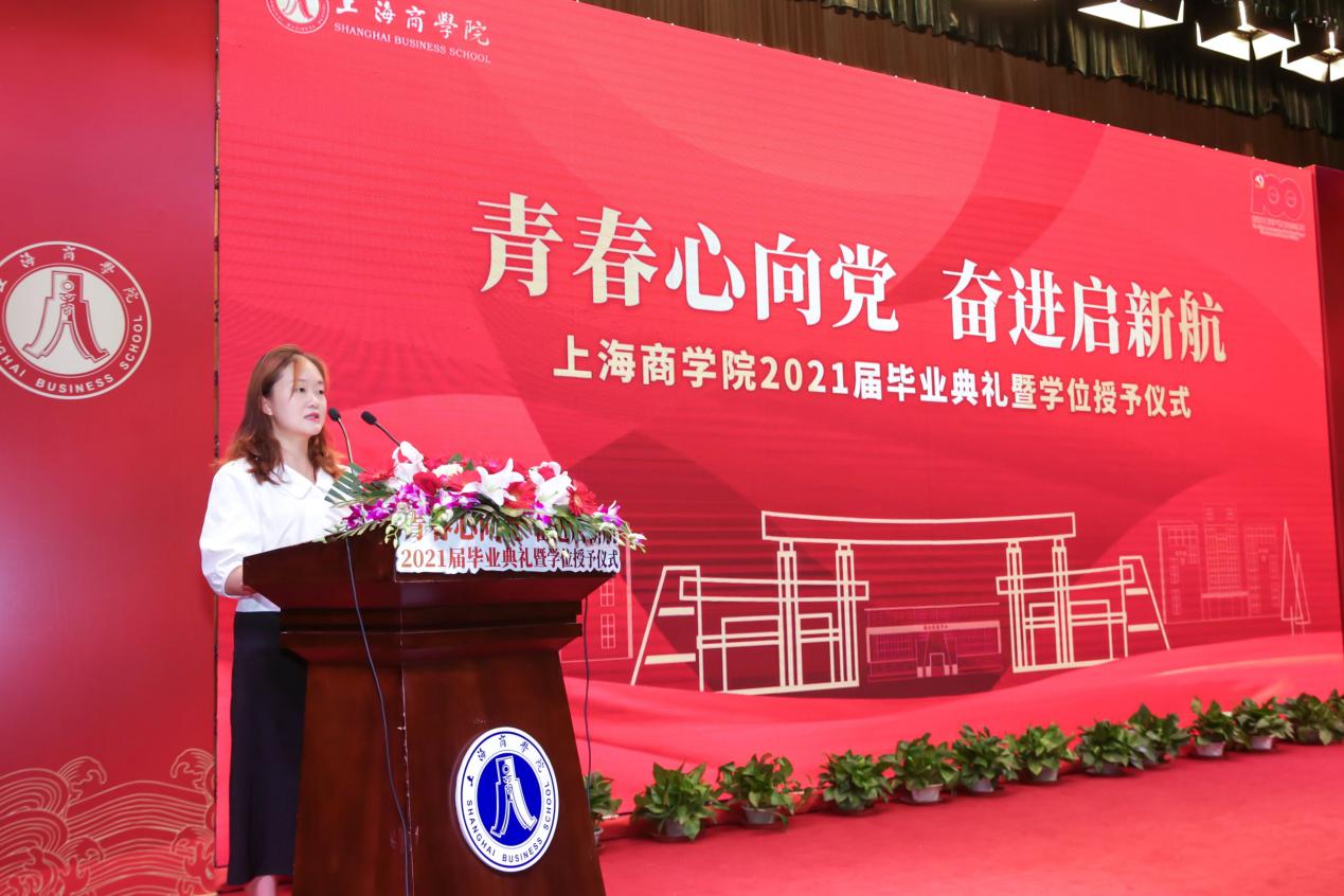 图为校友代表发言 图为校友代表发言