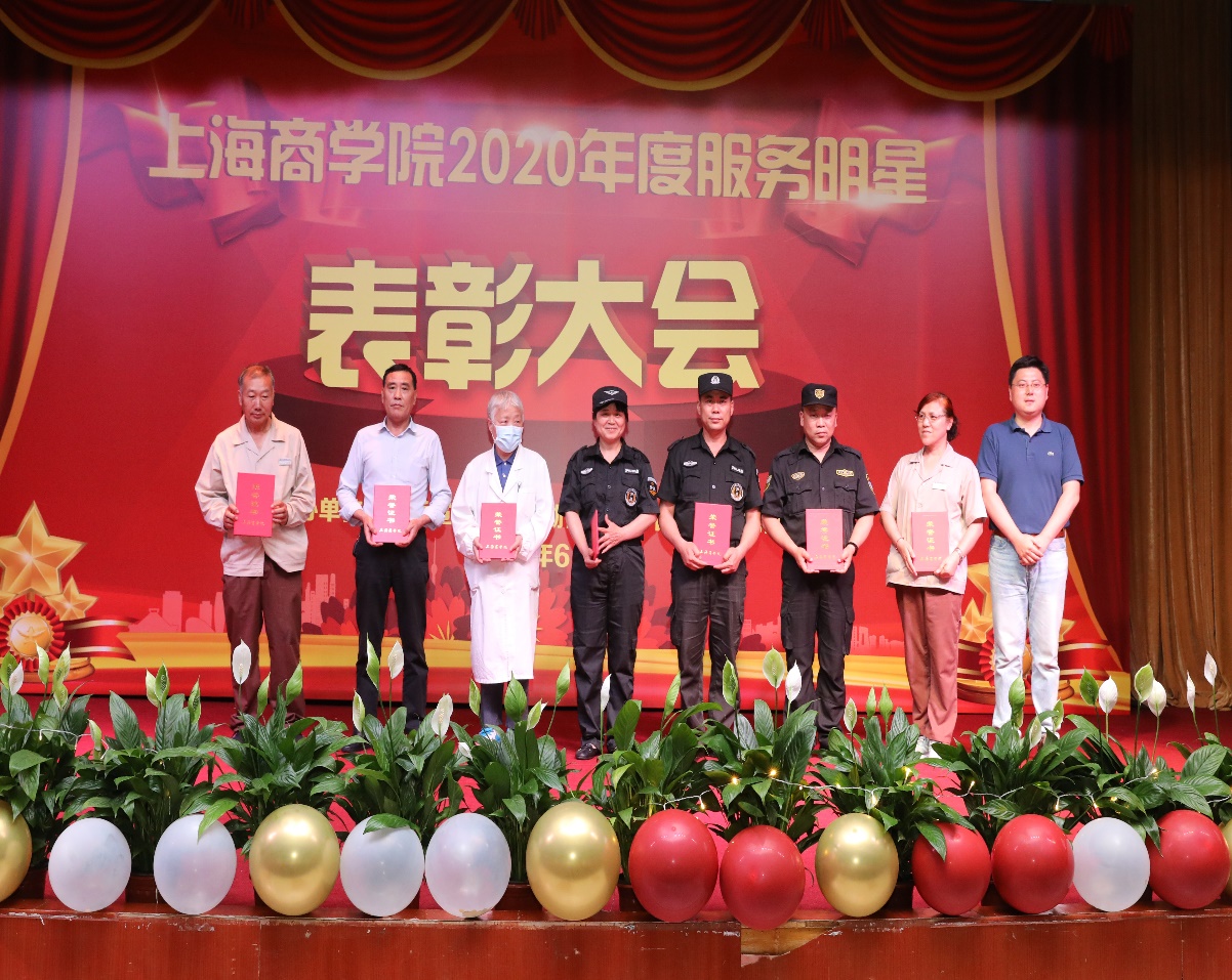 图为费琛与服务明星合影 图为费琛与服务明星合影