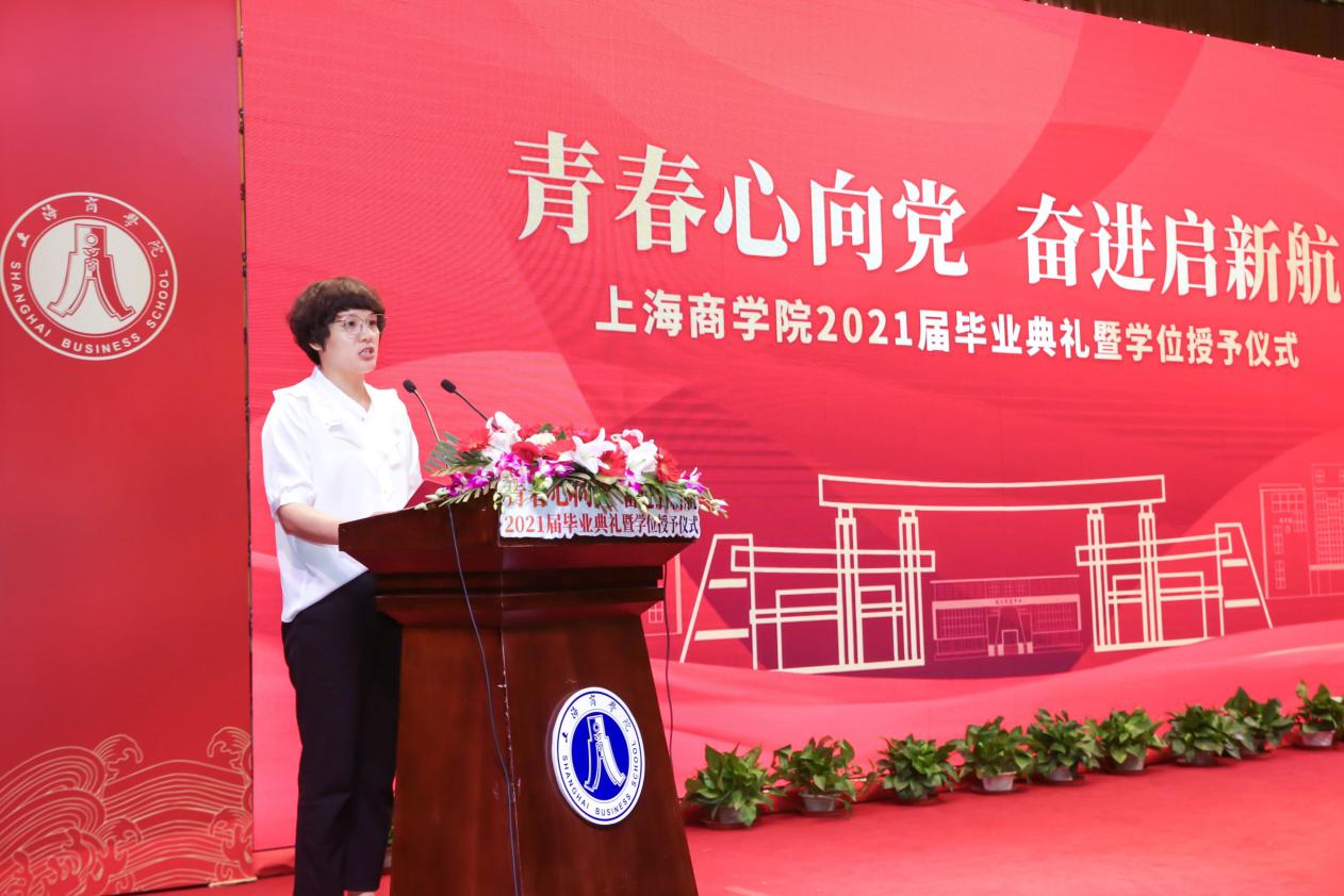 图为家长代表发言 图为家长代表发言