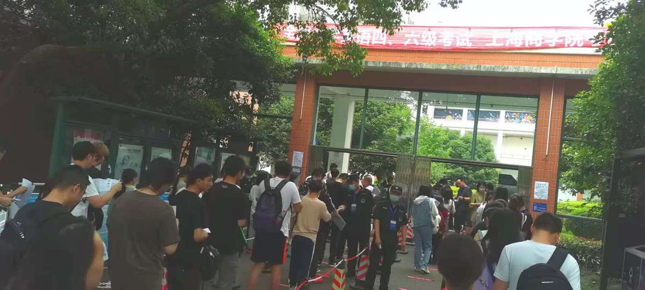 图为考生入场 图为考生入场