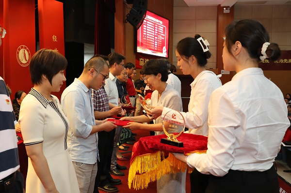 图为图为学校领导为受表彰对象颁发奖杯和证书 图为图为学校领导为受表彰对象颁发奖杯和证书