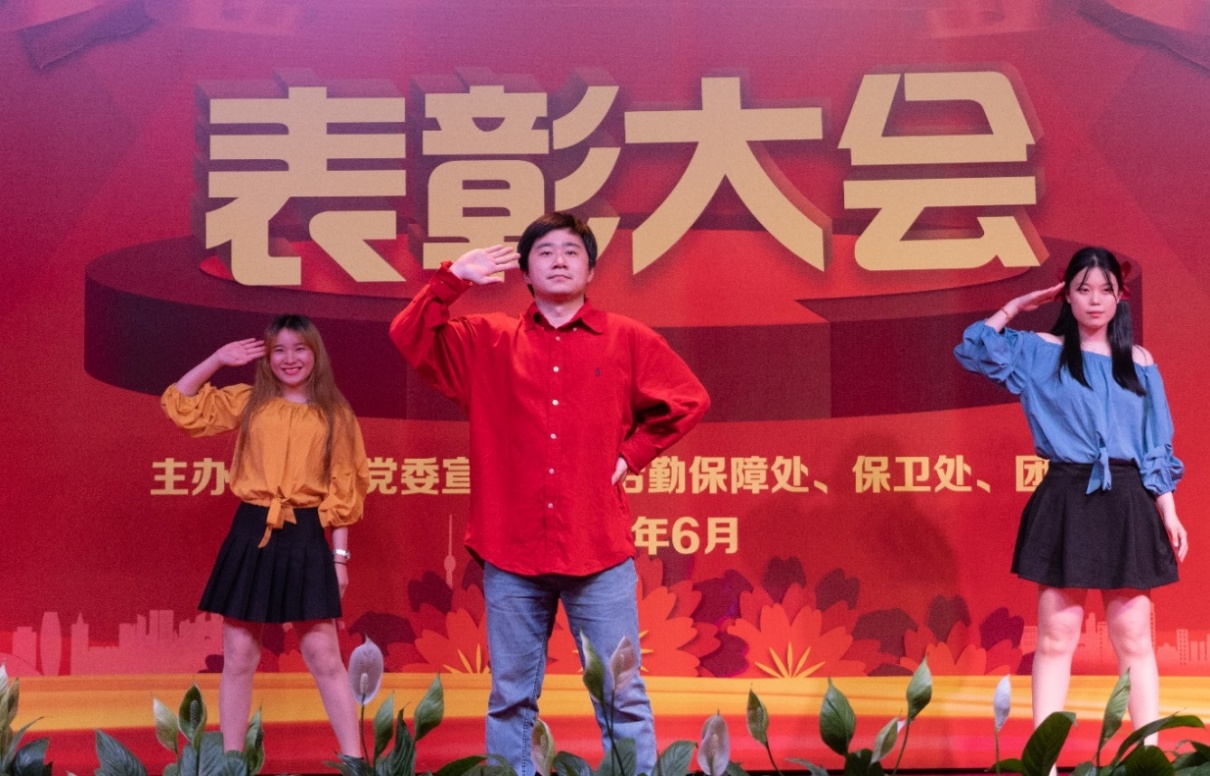 图为舞蹈串烧《卡路里+可爱摇》表演 图为舞蹈串烧《卡路里+可爱摇》表演