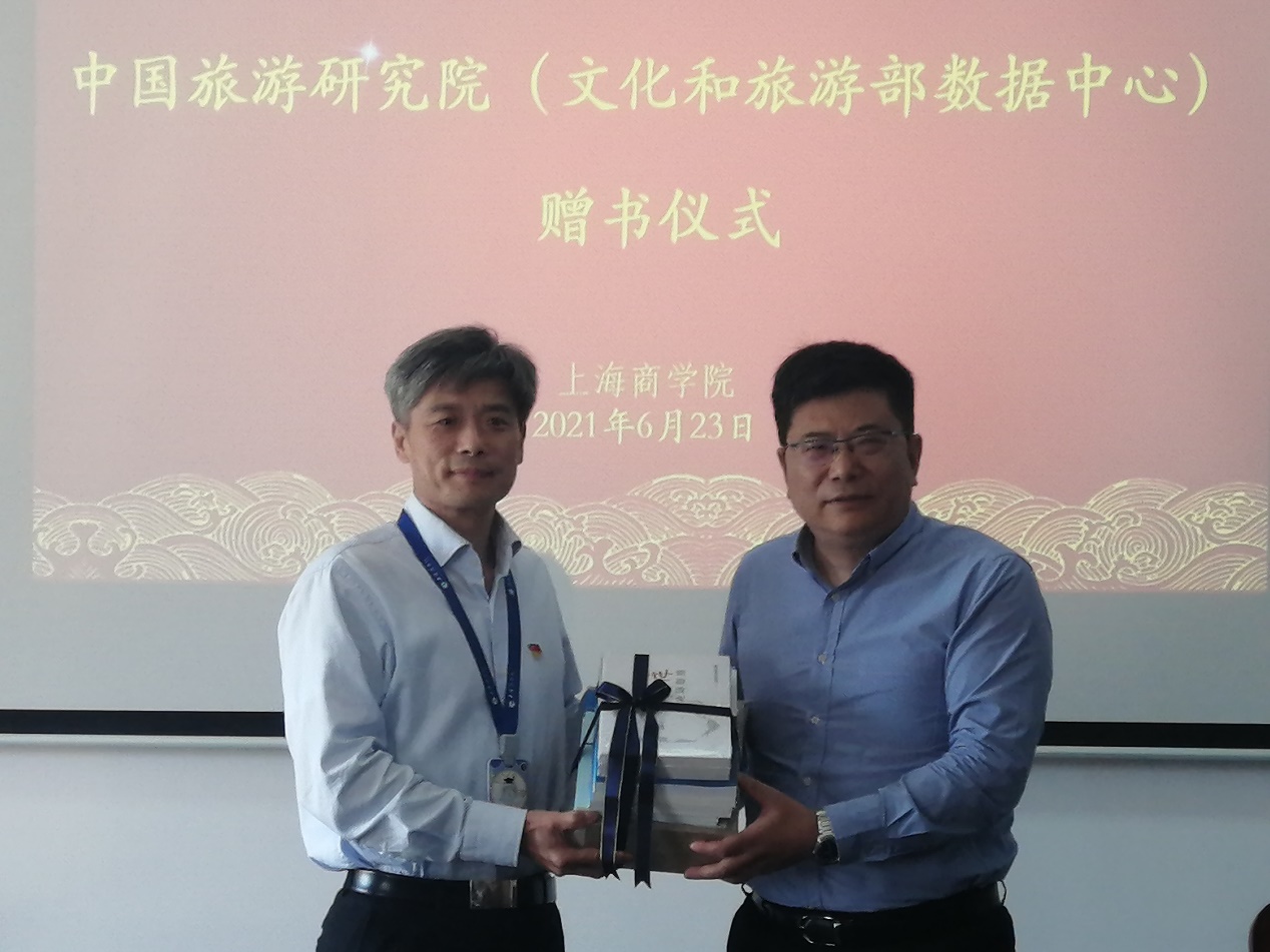 赠书仪式现场 赠书仪式现场