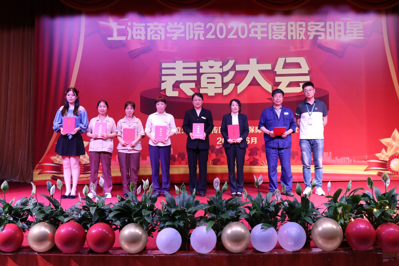 图为蔡磊与服务明星合影 图为蔡磊与服务明星合影