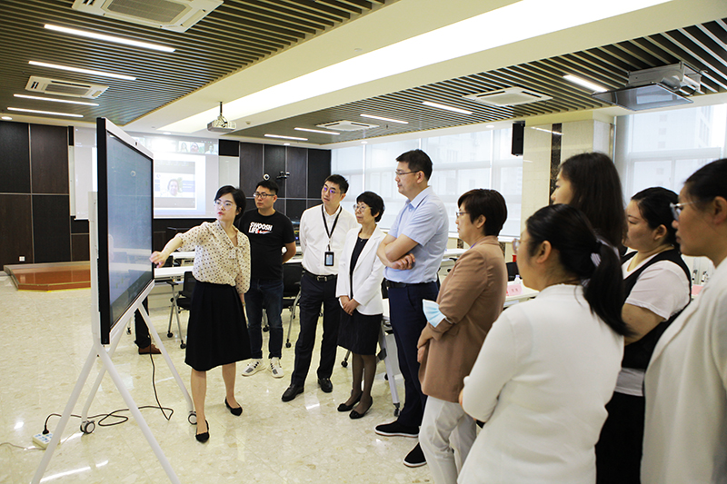 图为演示我校援外在线平台现场 图为演示我校援外在线平台现场