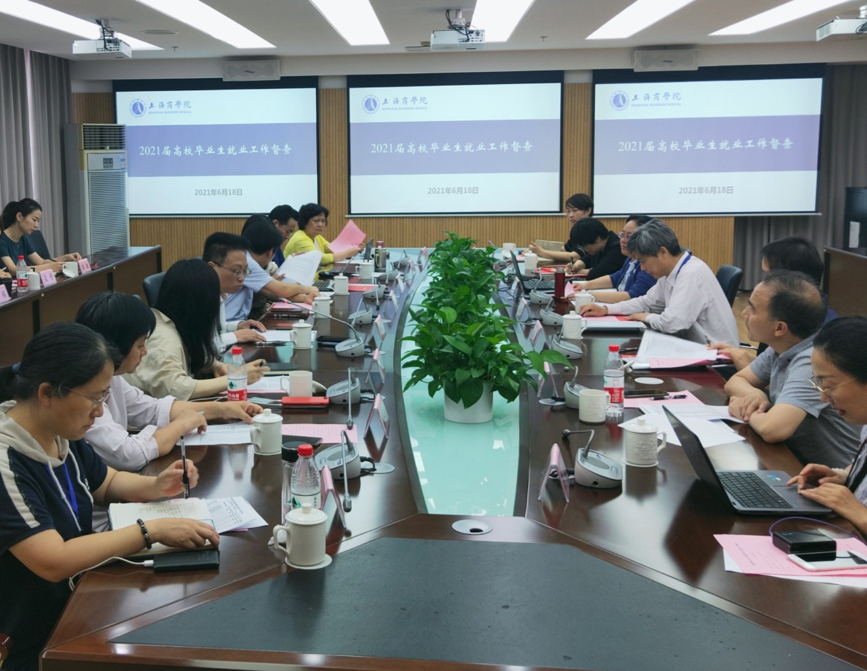 图为毕业生就业专项工作督查指导现场 图为毕业生就业专项工作督查指导现场
