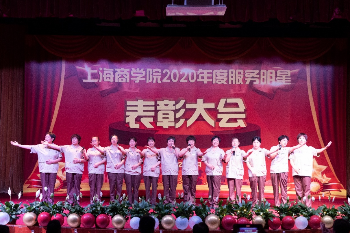 图为《上商后勤人之致亲爱的同学》歌唱表演 图为《上商后勤人之致亲爱的同学》歌唱表演