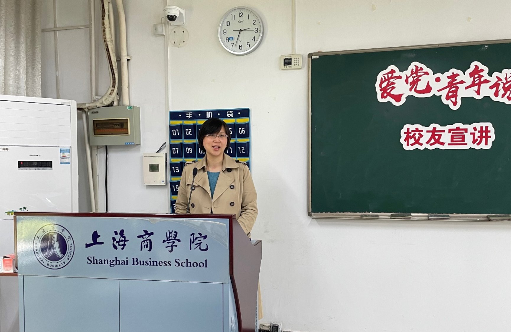 图为爱党青年说活动现场 图为爱党青年说活动现场