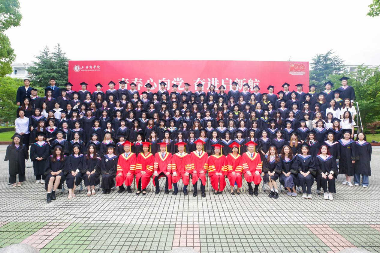 图为校领导与优秀毕业生合影 图为校领导与优秀毕业生合影