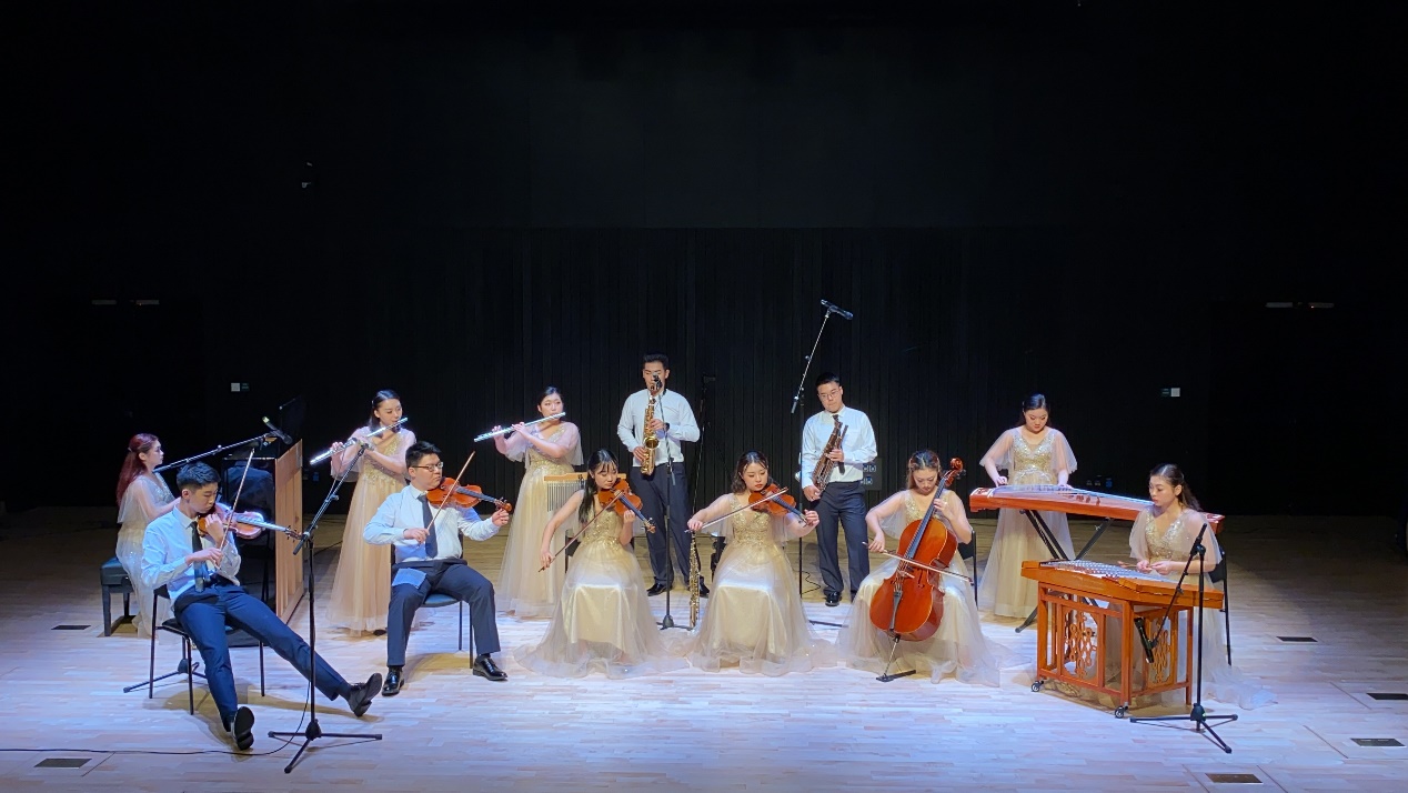 图为管弦乐团参演曲目《江城》) 图为管弦乐团参演曲目《江城》)