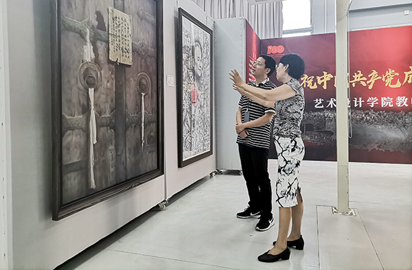 副校长贺瑛在展厅品评参展作品 副校长贺瑛在展厅品评参展作品