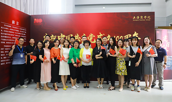 图为参加作品展开幕式的嘉宾和艺术设计学院师生代表合影 图为参加作品展开幕式的嘉宾和艺术设计学院师生代表合影