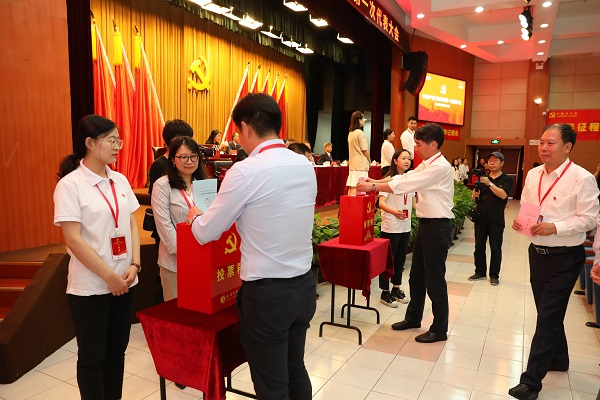 图为“两委”选举现场 图为“两委”选举现场