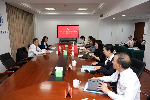 图为代表团召集人会议 图为代表团召集人会议