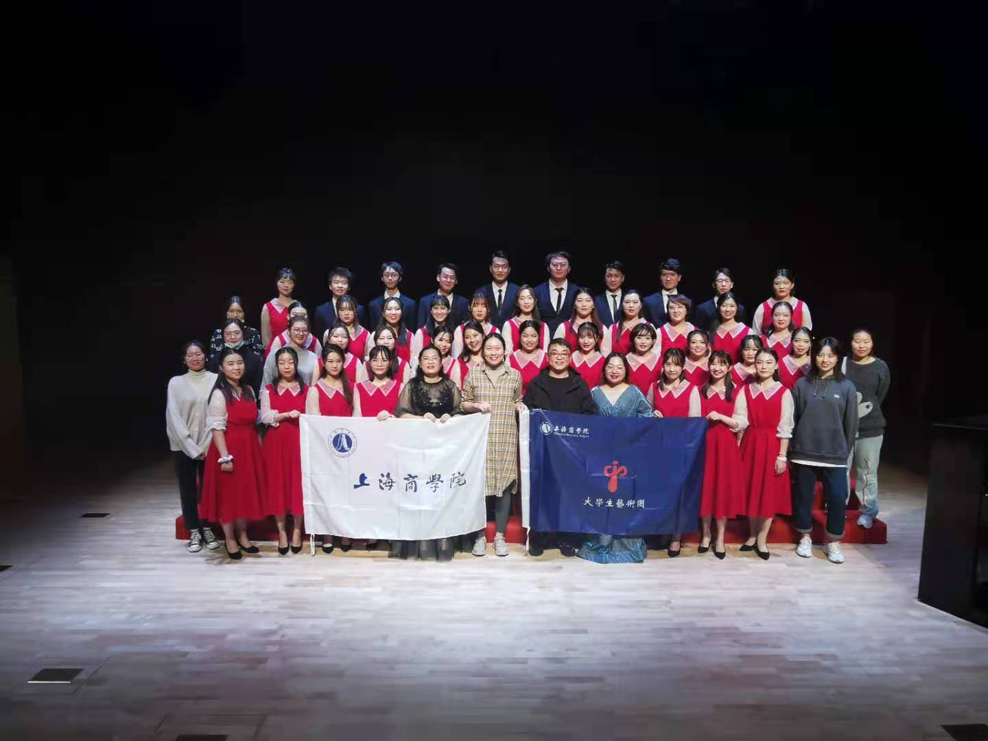 图为合唱团参演曲目《夜空中最亮的星》《在灿烂阳光下》) 图为合唱团参演曲目《夜空中最亮的星》《在灿烂阳光下》)