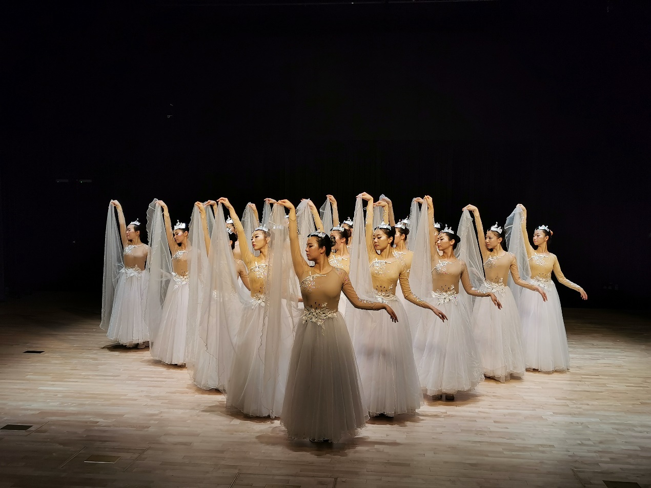 图为舞蹈团参演节目《额尔古纳河》) 图为舞蹈团参演节目《额尔古纳河》)