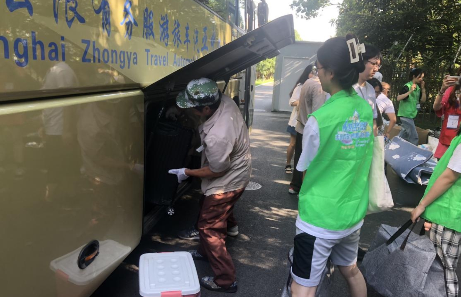 图为搬迁现场 图为搬迁现场