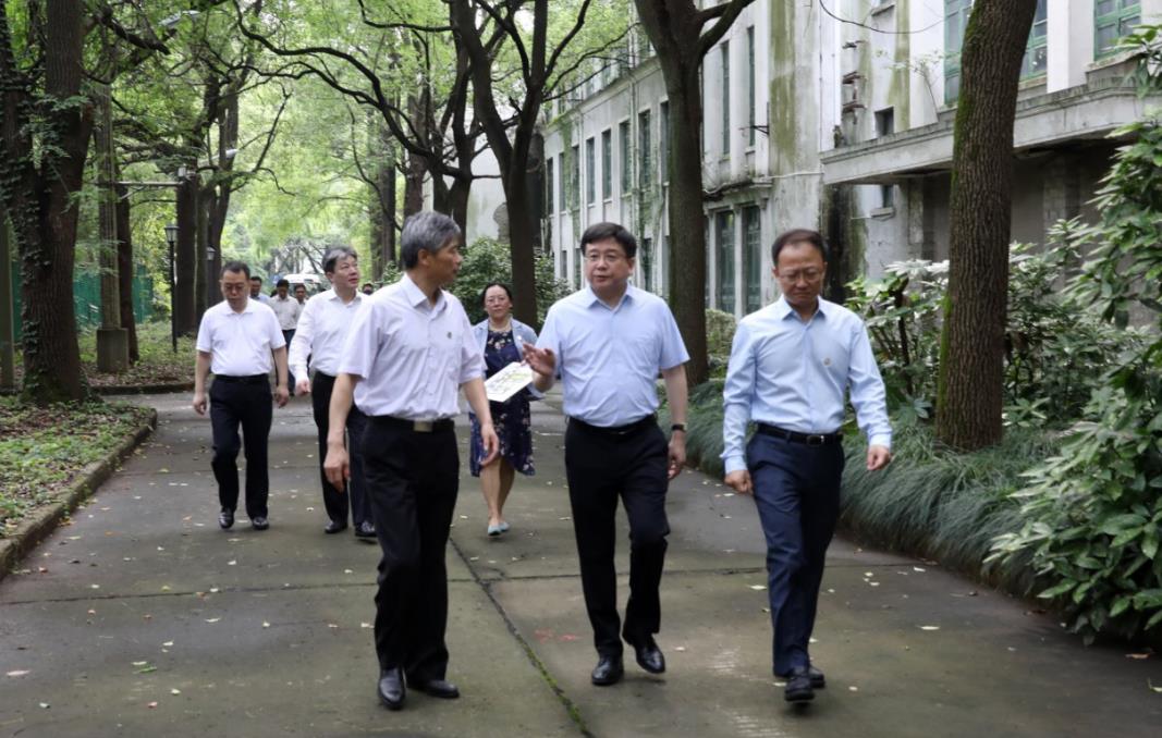 图为副市长陈群在漕宝路校区实地调研