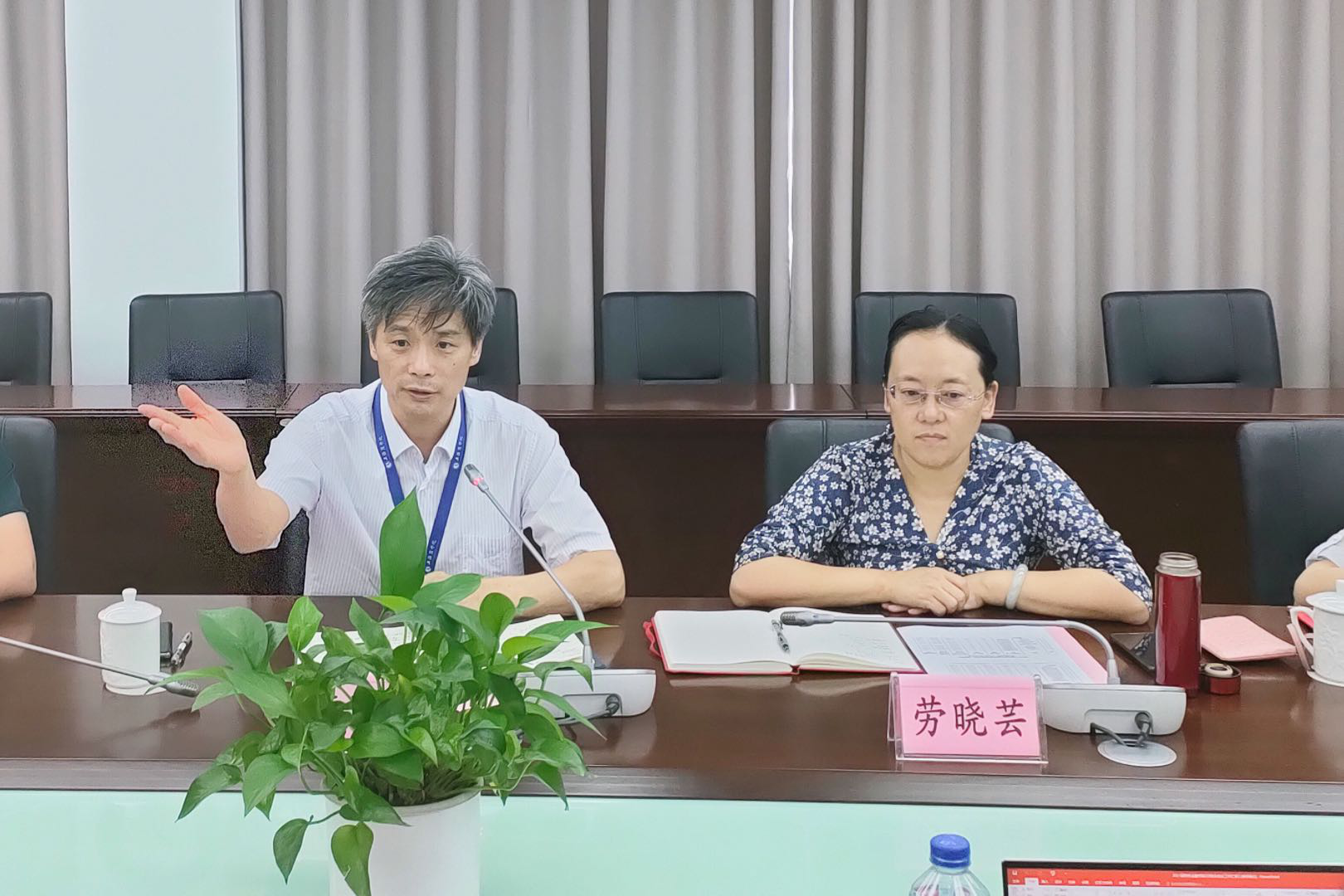 图为校领导讲话 图为校领导讲话