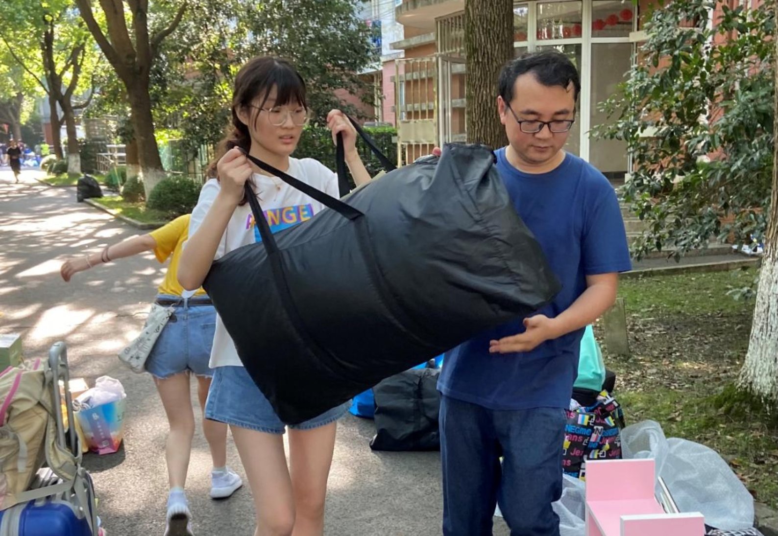 图为搬迁现场 图为搬迁现场