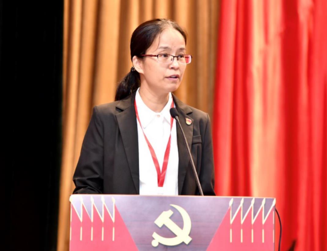 图为张洁同志作题为《忠诚履职担当作为 为推进特色鲜明的高水平应用型商科大学建设提供坚强保证》的工作报告 图为张洁同志作题为《忠诚履职担当作为 为推进特色鲜明的高水平应用型商科大学建设提供坚强保证》的工作报告
