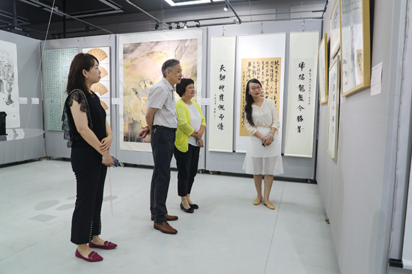 党委副书记陈晓峰在展览现场 党委副书记陈晓峰在展览现场