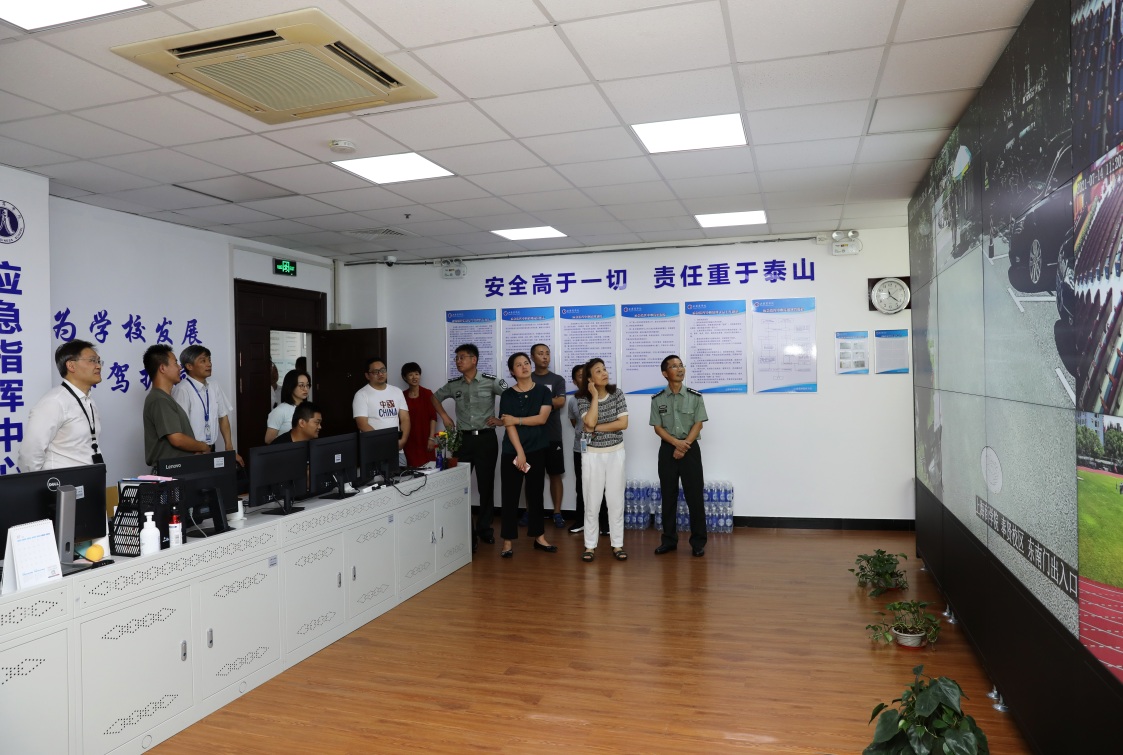 校领导在应急指挥中心实地了解近期校园安全部署情况 校领导在应急指挥中心实地了解近期校园安全部署情况