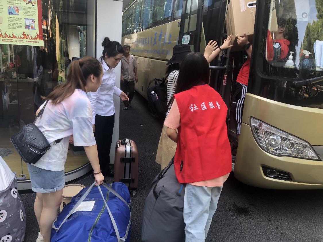 图为搬迁现场 图为搬迁现场