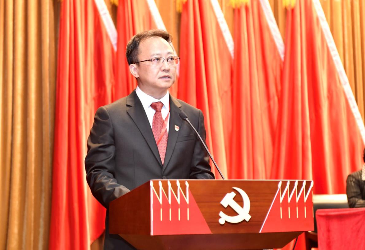 图为沈大明同志作题为《坚守商科育人初心 凝聚爬坡奋进力量 奋力书写特色鲜明的高水平应用型商科大学新篇章》的报告 图为沈大明同志作题为《坚守商科育人初心 凝聚爬坡奋进力量 奋力书写特色鲜明的高水平应用型商科大学新篇章》的报告