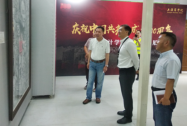 副校长张绍华参观作品展 副校长张绍华参观作品展
