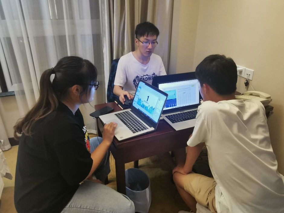 (图为参赛选手正在进行赛前准备) (图为参赛选手正在进行赛前准备)