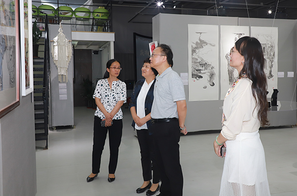 党委书记沈大明,党委副书记、纪委书记张洁在观看作品展 党委书记沈大明,党委副书记、纪委书记张洁在观看作品展