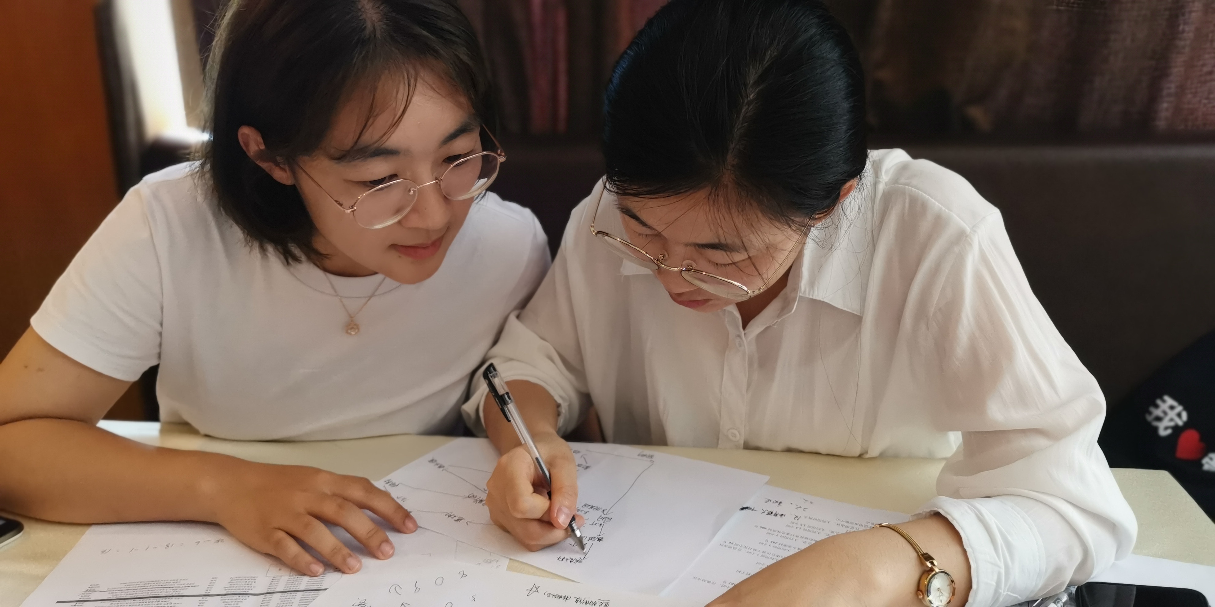 图为走访教师认真规划走访路线 图为走访教师认真规划走访路线