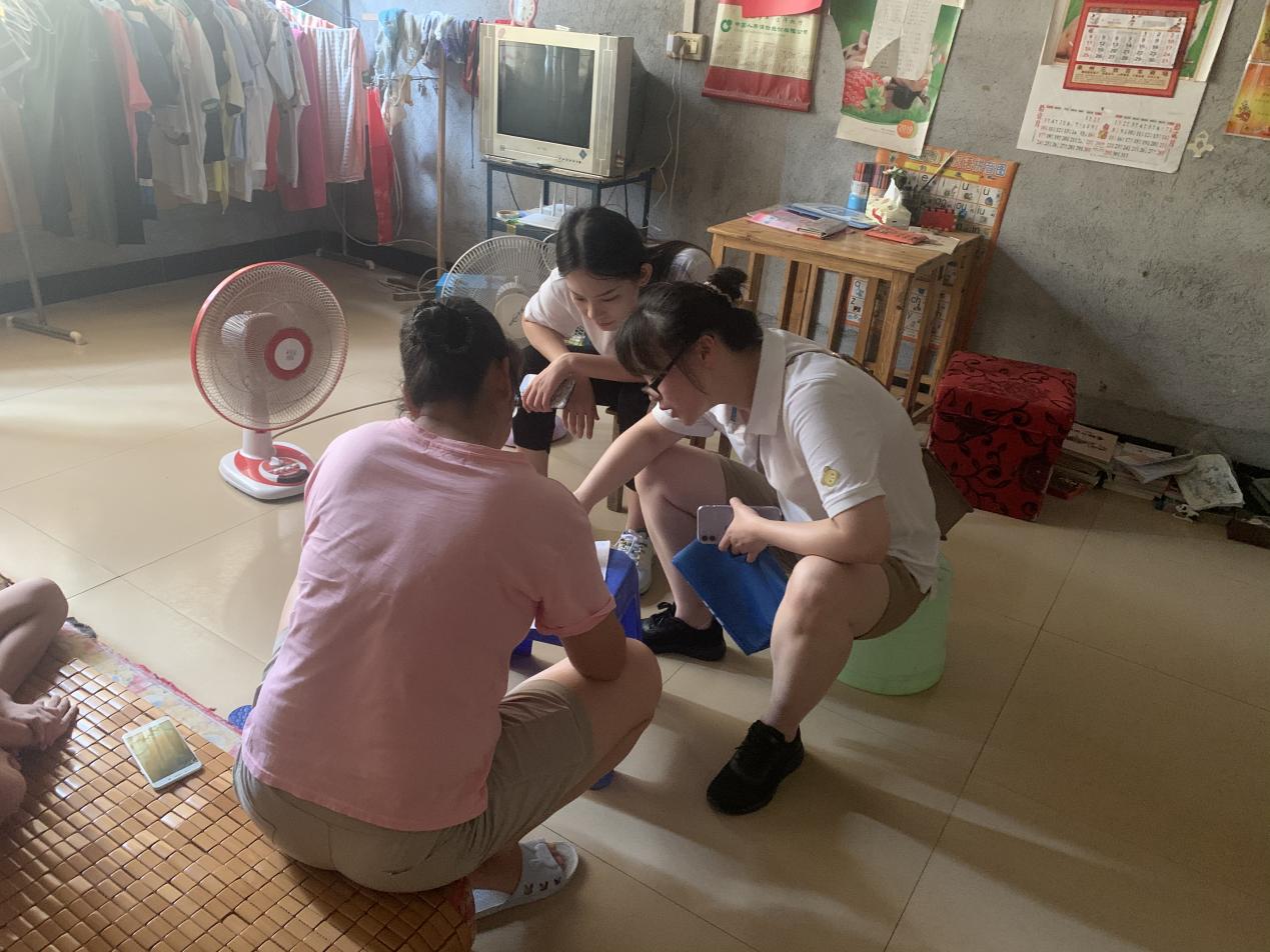 图为认真听 耐心讲 图为认真听 耐心讲