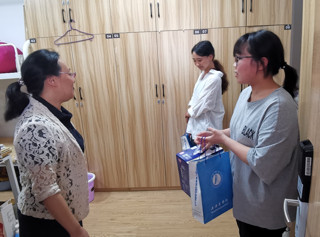 图为劳晓芸副书记走访徐汇校区留校学生 图为劳晓芸副书记走访徐汇校区留校学生