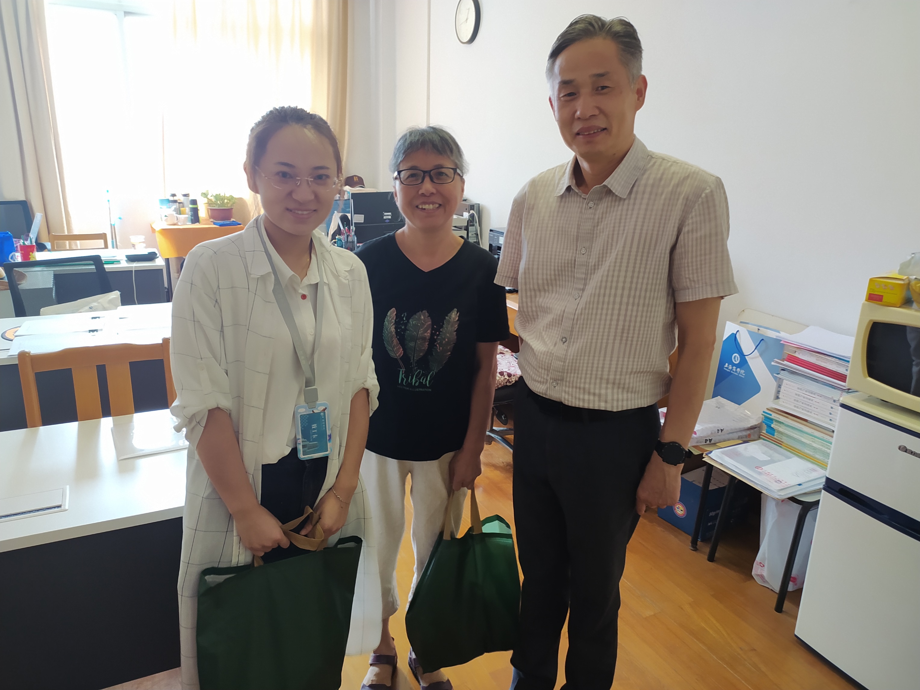 党委副书记、工会主席陈晓峰慰问教职工 党委副书记、工会主席陈晓峰慰问教职工