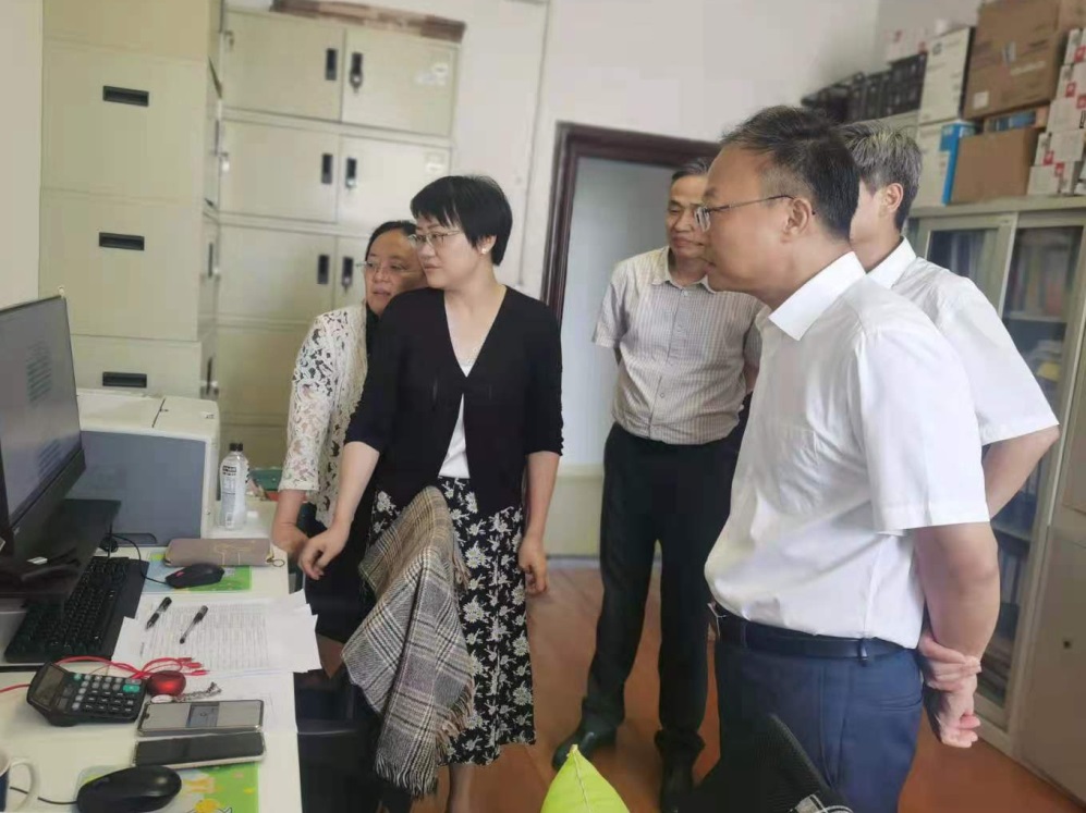 校领导在招生办了解招生情况 校领导在招生办了解招生情况