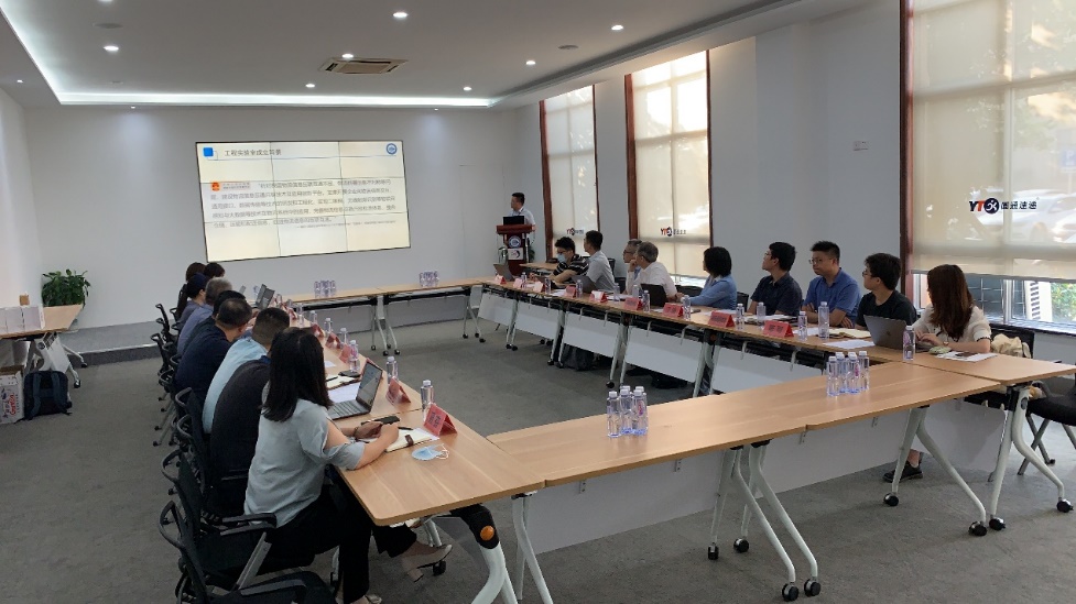 图为圆通国家工程实验室相关负责人介绍基本情况 图为圆通国家工程实验室相关负责人介绍基本情况