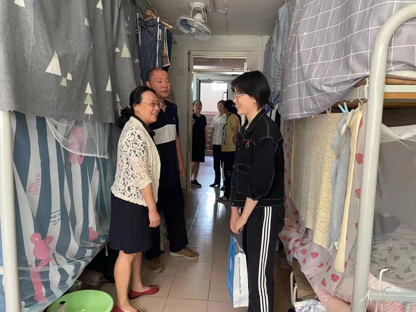 图为劳晓芸副书记走访徐汇校区留校学生 图为劳晓芸副书记走访徐汇校区留校学生