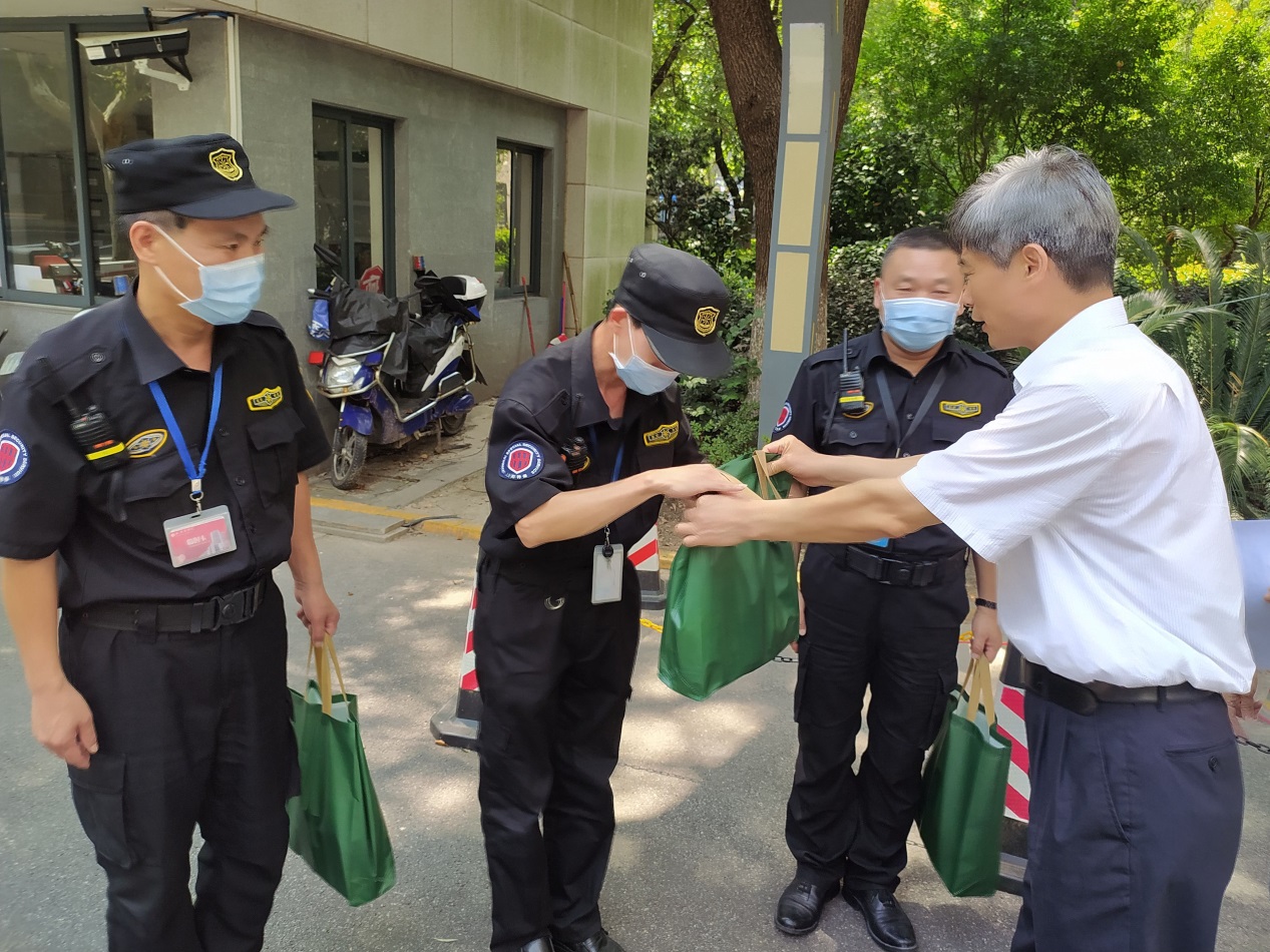 党委副书记、校长唐海燕慰问教职工 党委副书记、校长唐海燕慰问教职工