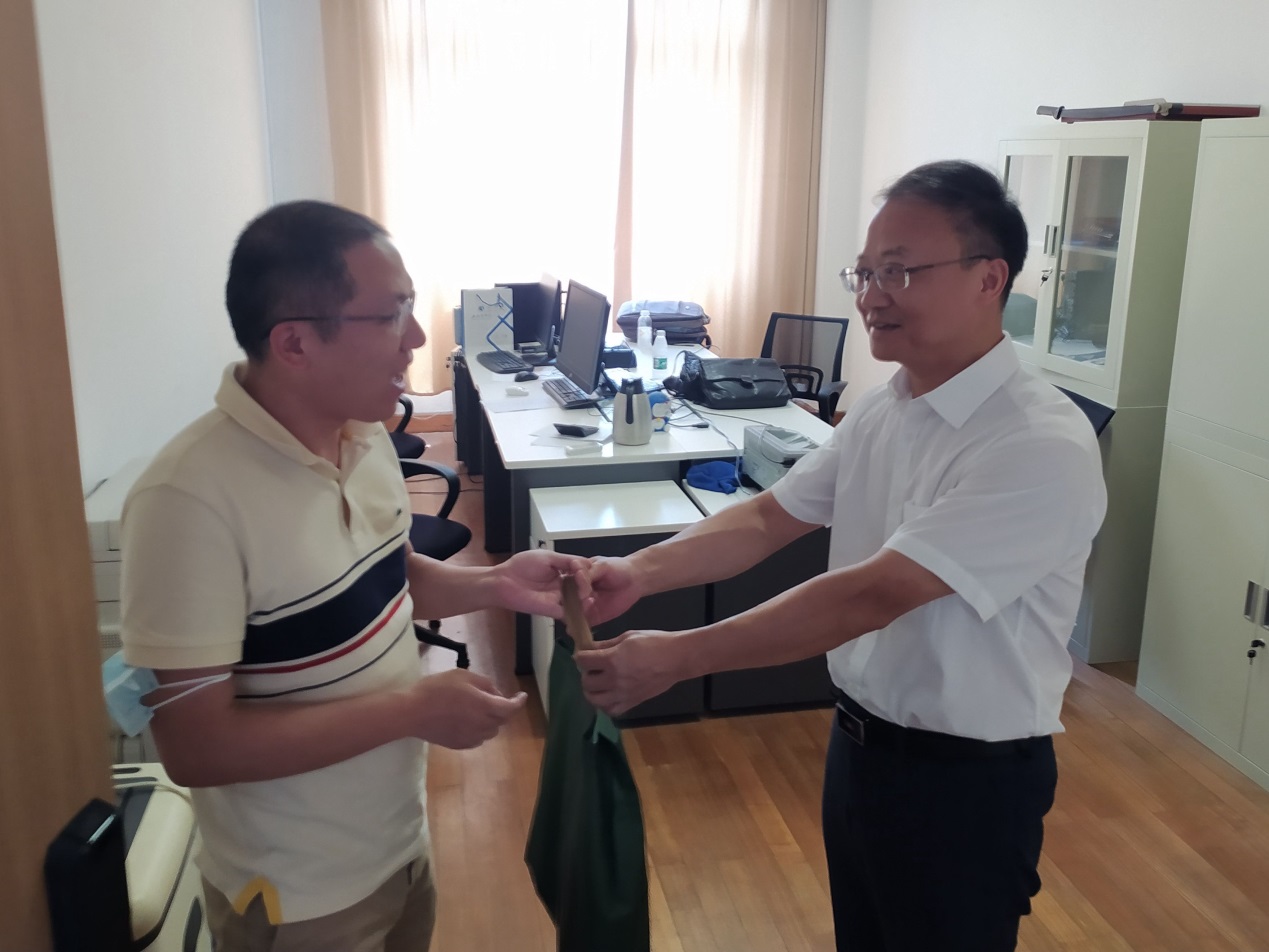党委书记沈大明慰问暑期加班的教职工 党委书记沈大明慰问暑期加班的教职工