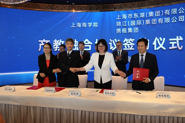 图为上海商学院校长唐海燕代表学校与三家龙头企业签约 图为上海商学院校长唐海燕代表学校与三家龙头企业签约