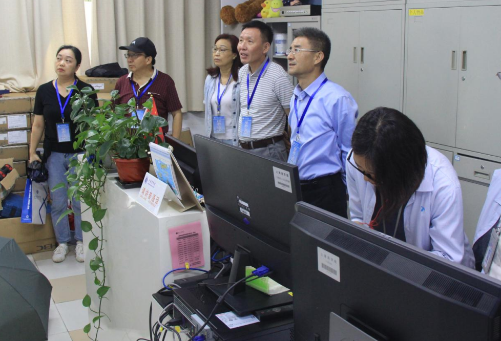 图为陈剑峰一行查看开学首日教室监控 图为陈剑峰一行查看开学首日教室监控