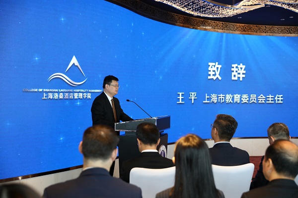 图为市教委主任王平讲话 图为市教委主任王平讲话